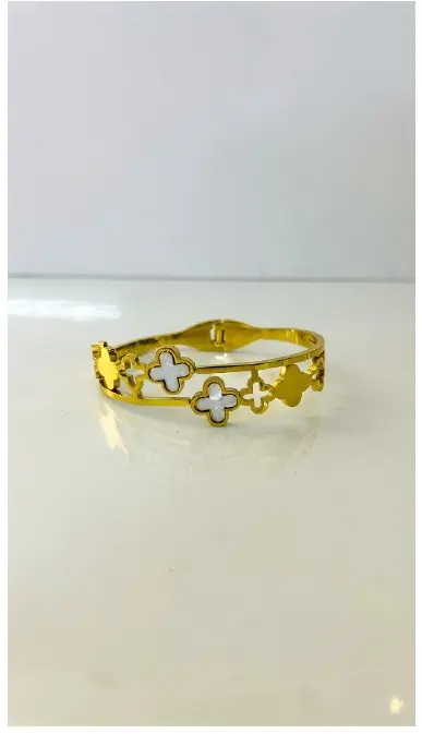 Openable clover bracelet