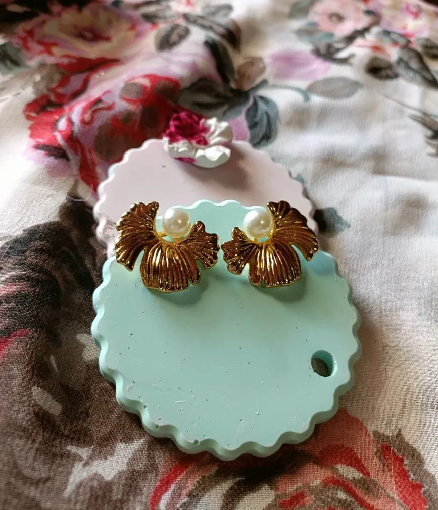 [01-0003] Pearl gold flower earrings