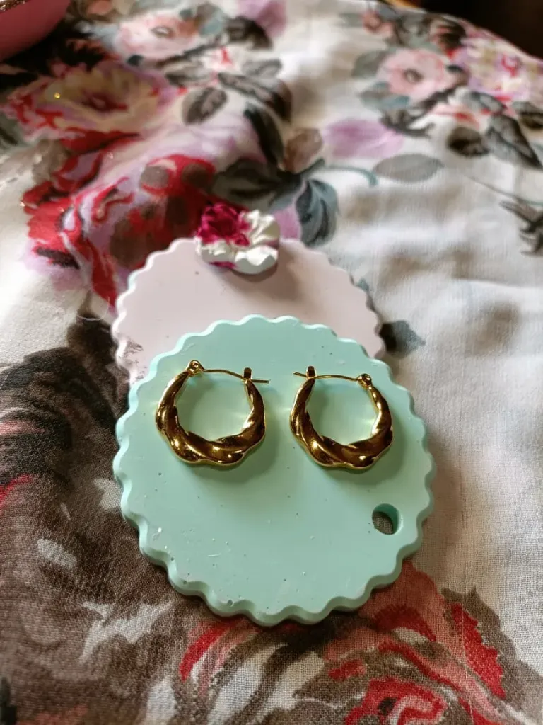 [01-0004] Twisted round hoops 25982